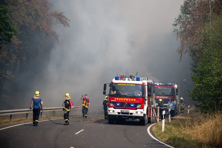 Einsatzkraefte-kaempfen-an-der-B399-gegen-den-Waldbrand-im-Huertgenwald