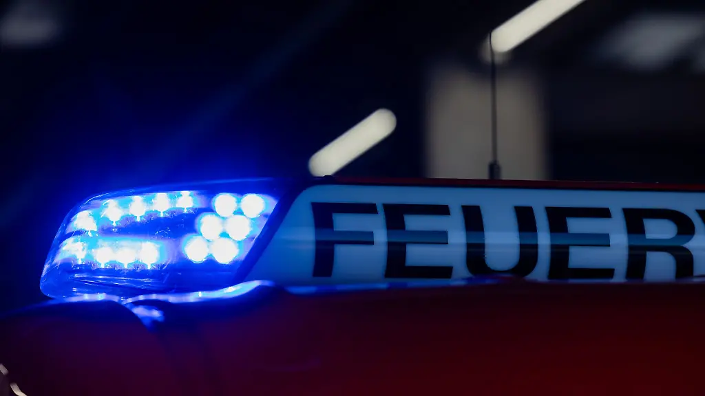 Mit-Hilfe-von-Baggern-wird-der-brennende-Schrott-nach-und-nach-abgeloescht
