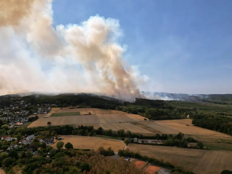 Smoke-rises-as-a-wildfire-approaches-a-residential-area-where-several-hundred-residents-have-been-ordered-to-evacuate-their-houses-in-Huertgenwald-Gey-Germany-August-14-2026