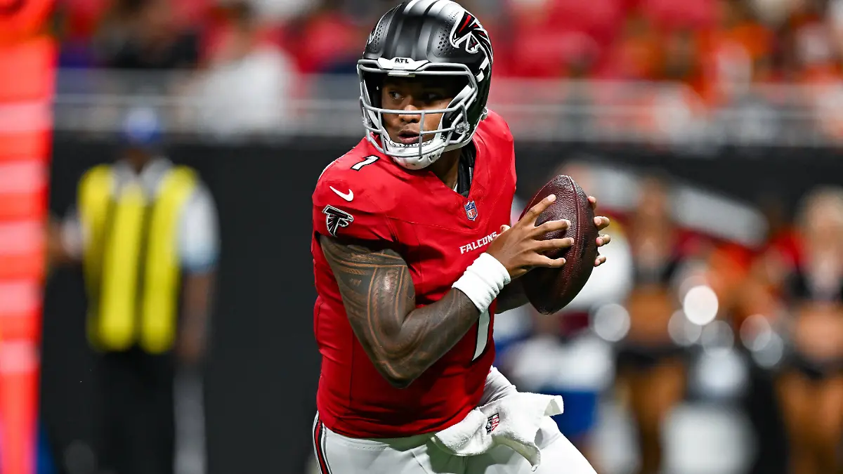 ATLANTA-GA-AUGUST-14-Atlanta-quarterback-Tua-Tagovailoa-1-rolls-out-to-pass-during-the-NFL-American-Football-Herren-USA-pre-season-game-between-the-Denver-Broncos-and-the-Atlanta-Falcons-on-August-14th-2026-at-Mercedes-Benz-Stadium-in-Atlanta-GA