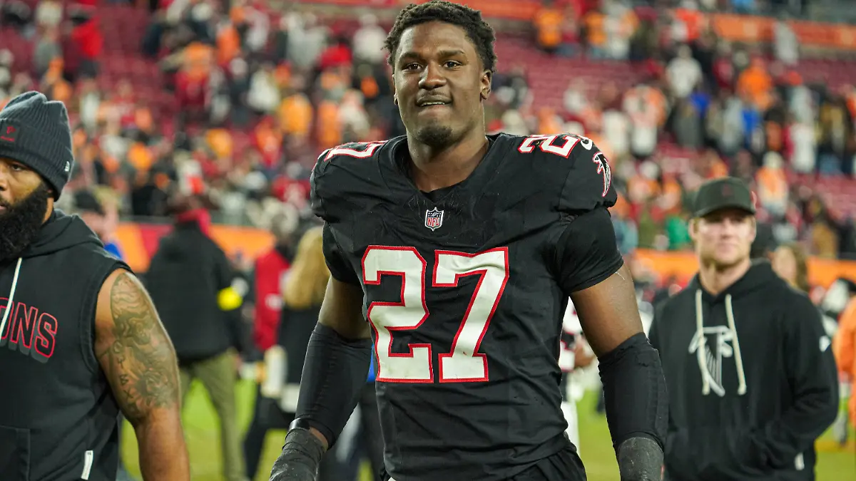 Atlanta-Falcons-at-Tampa-Bay-Buccaneers-Tampa-Bay-Florida-USA-Tampa-Bay-Florida-USA-December-11-2025-Atlanta-Falcons-player-James-Pearce-Jr-27-at-Raymond-James-Stadium