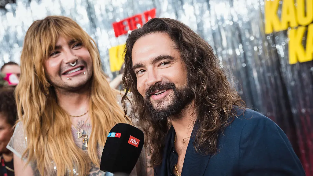 Bill-Kaulitz-und-Tom-Kaulitz-bei-Kaulitz-Kaulitz-Staffel-3-Premiere-im-Delphi-Filmpalast-Berlin-22-07