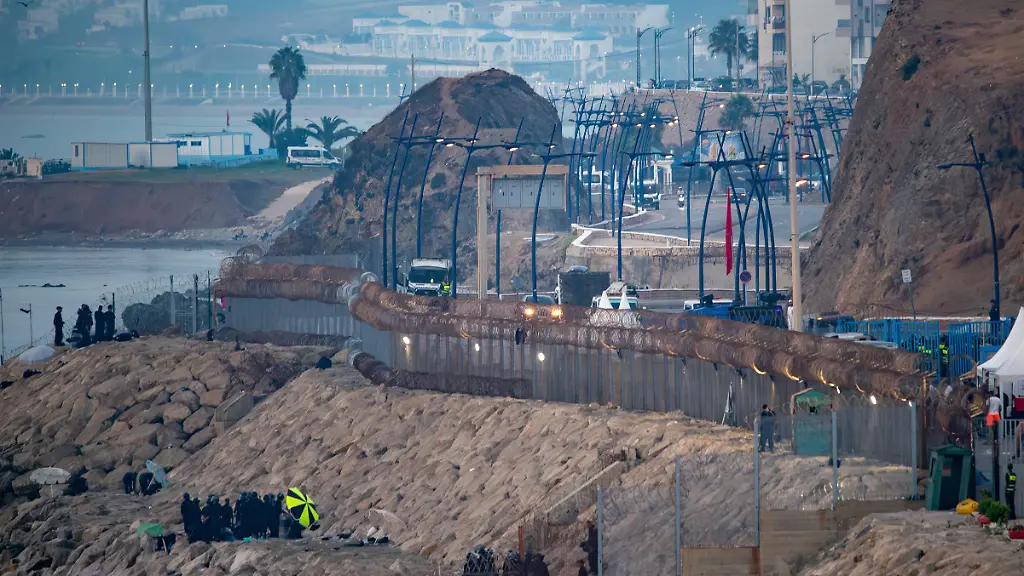 Marokkanische-Sicherheitskraefte-unten-l-patrouillieren-an-der-spanisch-marokkanischen-Grenze-aufgenommen-von-der-spanischen-Enklave-Ceuta-aus