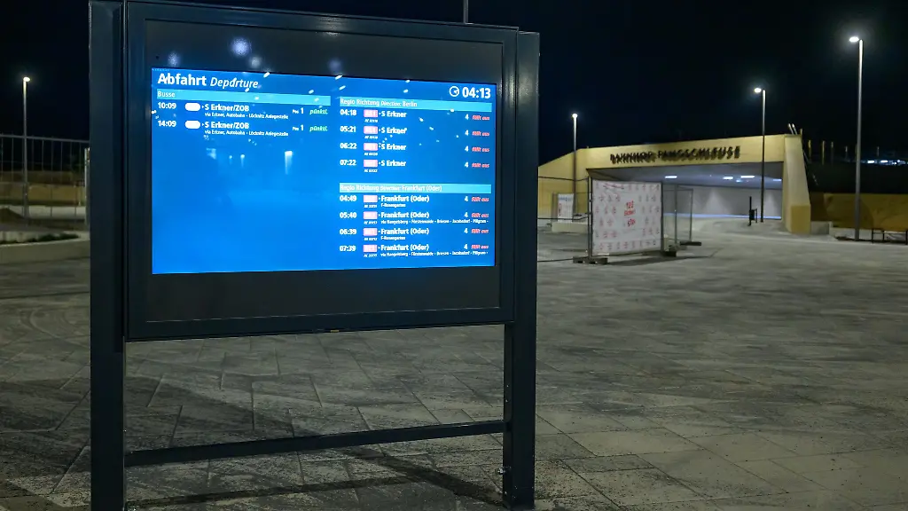 Aus-der-geplante-Oeffnung-des-neu-gebauten-Bahnhofs-Fangschleuse-nahe-dem-Tesla-Werk-wurde-vorerst-nichts-Die-Strecke-des-Regionalexpress-RE1-zwischen-Berlin-und-Frankfurt-Oder-wurde-doch-noch-nicht-freigegeben