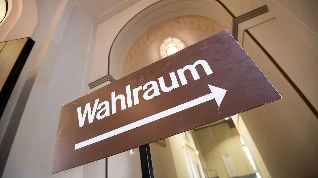 In-Hatten-achtet-die-Gemeinde-genau-auf-die-Hoehe-der-Wahlplakate