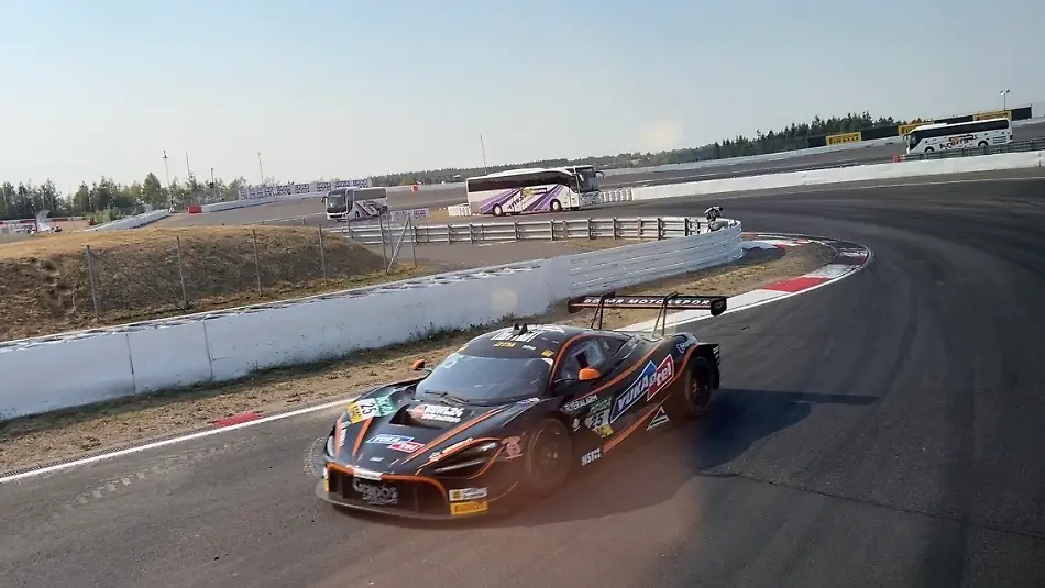 DTM-am-Nuerburgring-Mit-diesem-Fanbus-kommen-Motorsportfans-den-Rennfahrern-hautnah