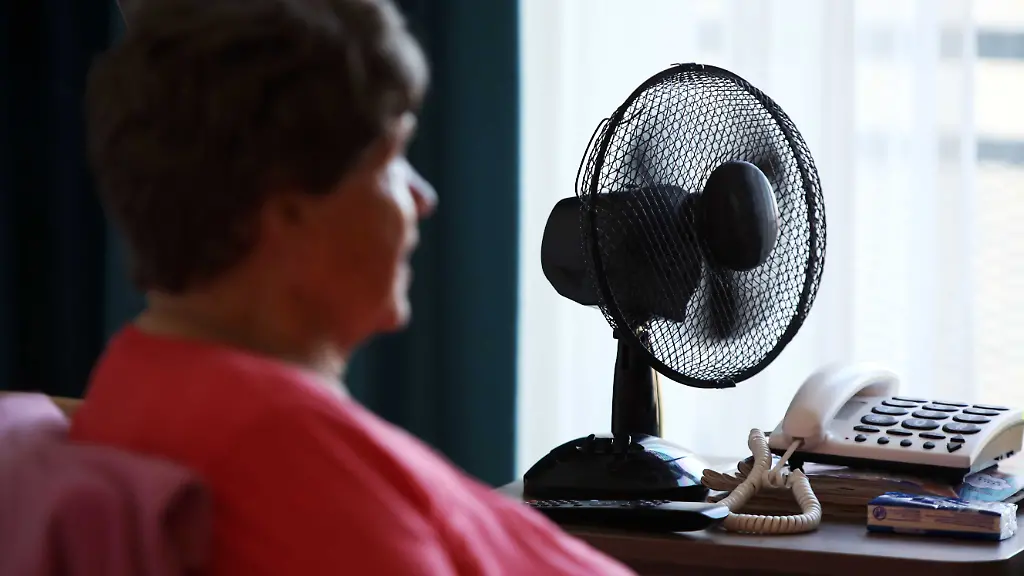 2026-06-26-10-54-26-OUDDORP-Ein-Ventilator-sorgt-fuer-Kuehlung-in-einem-Pflegeheim-Das-Heim-hat-Massnahmen-ergriffen-da-die-Temperaturen-an-mehreren-Tagen-ueber-30-Grad-Celsius-stiegen