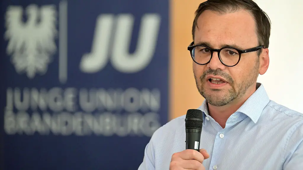 Brandenburgs-CDU-Landeschef-und-Innenminister-Jan-Redmann-ruft-bei-der-Jungen-Union-dazu-auf-auch-in-schwierigen-Phasen-nicht-die-Flinte-ins-Korn-zu-werfen