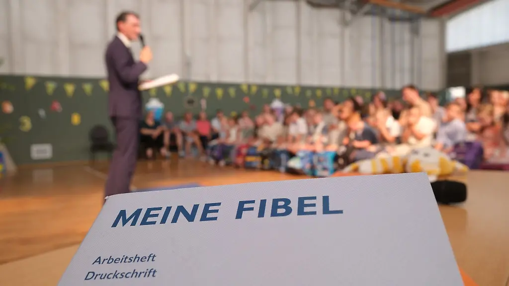 Bildungsminister-Jan-Riedel-CDU-war-in-einer-Schule-in-der-Gemeinde-Molauer-Land-im-Burgenlandkreis-zu-Gast