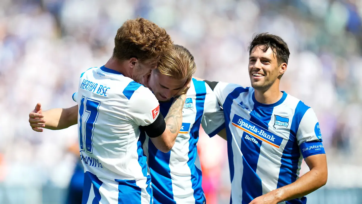 Marten-Winkler-22-feiert-nach-seinem-Tor-gemeinsam-mit-Sebastian-Groenning-17-und-Josip-Brekalo-7-GER-Hertha-BSC-vs-1-FC-Heidenheim-1846-2-Bundesliga-2-Spieltag-Saison-2026-27-15-08