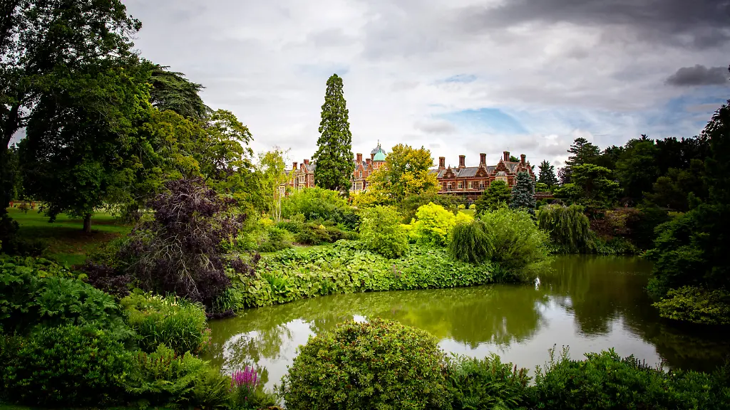 Sandringham-House-In-Norfolk-UK-A-general-view-of-Sandringham-House-a-royal-residence-on-the-Sandringham-Estate-in-North-Norfolk-in-England-on-Wednesday-19th-July-2023-Norfolk-United-Kingdom-PUBLICATIONxNOTxINxFRA-Copyright-xMIxNewsx-originalFilename-fletcher-sandring230719-npvVw