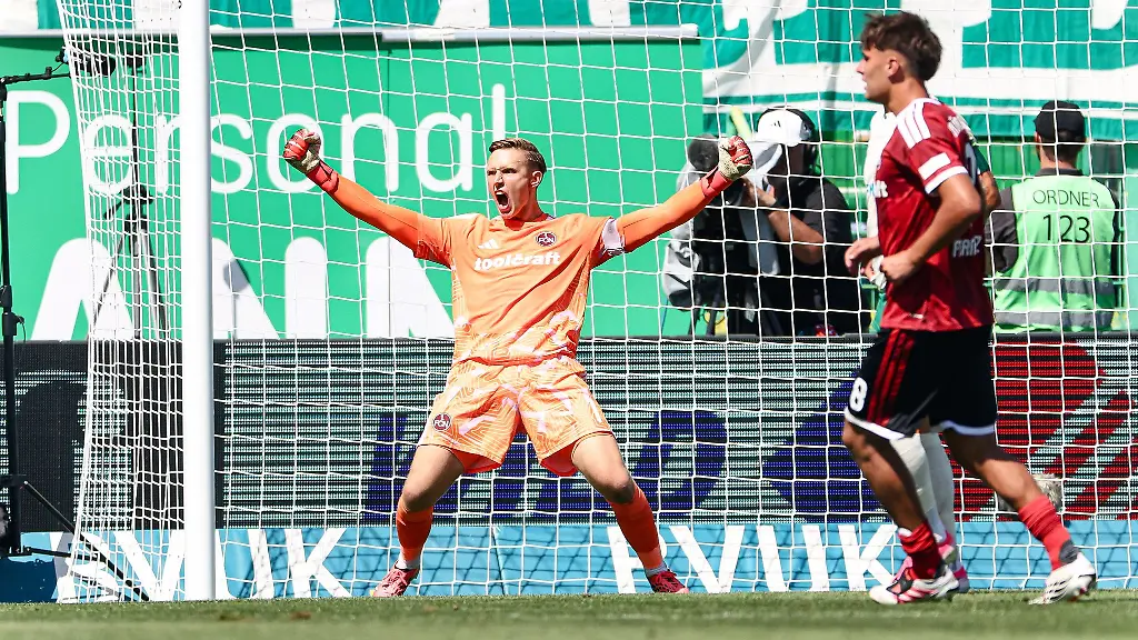Nuernberg-Torhueter-Reichert-jubelt-nach-einem-gehaltenen-Foulelfmeter