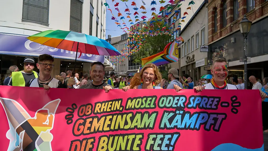 Auch-Politiker-beteiligten-sich-am-Christopher-Street-Day-in-Koblenz