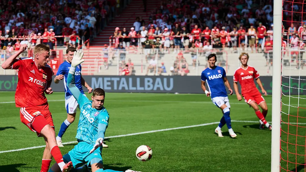 Neuzugang-Van-Den-Bosch-l-traf-zum-1-0