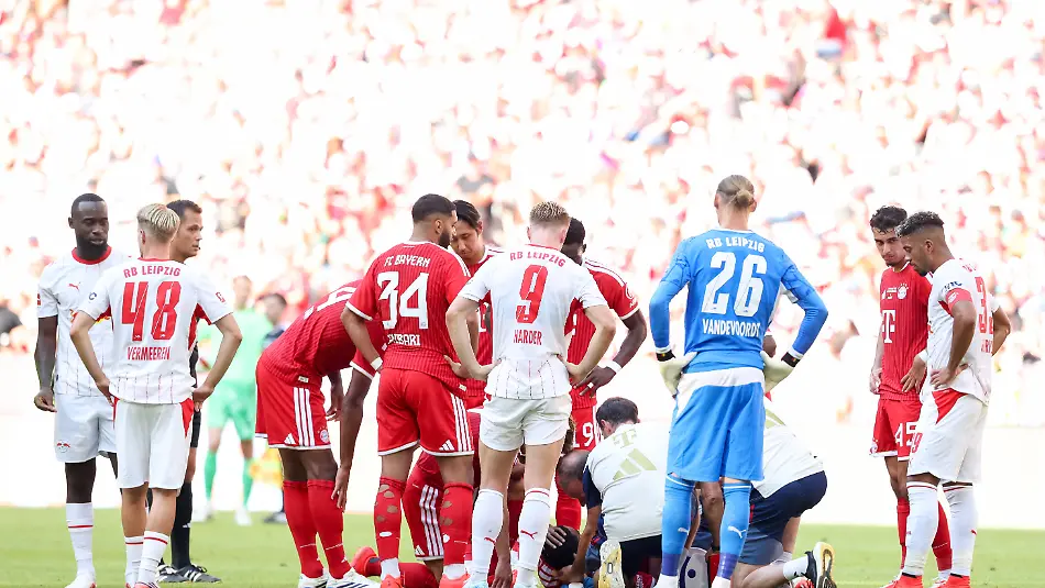 Jamal-Musiala-FC-Bayern-Muenchen-10-wird-behandelt-GER-FC-Bayern-Muenchen-vs-RB-Leipzig-Fussball-Telekom-Cup-Testspiel-Saison-2026-2027-15-08