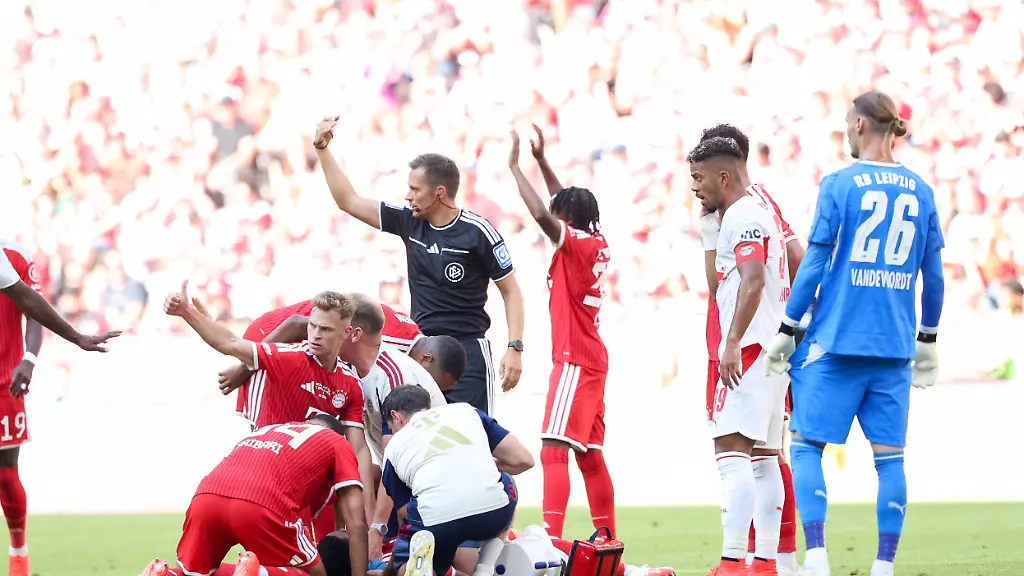 Jamal-Musiala-FC-Bayern-Muenchen-10-wird-behandelt-GER-FC-Bayern-Muenchen-vs-RB-Leipzig-Fussball-Telekom-Cup-Testspiel-Saison-2026-2027-15-08