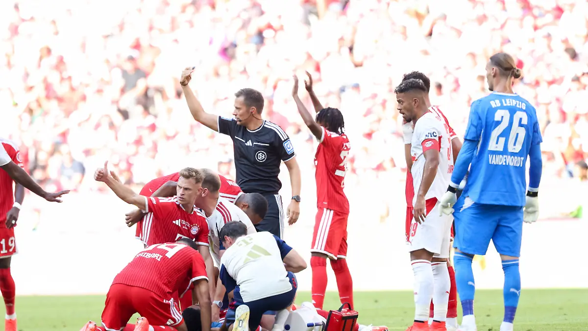 Jamal-Musiala-FC-Bayern-Muenchen-10-wird-behandelt-GER-FC-Bayern-Muenchen-vs-RB-Leipzig-Fussball-Telekom-Cup-Testspiel-Saison-2026-2027-15-08