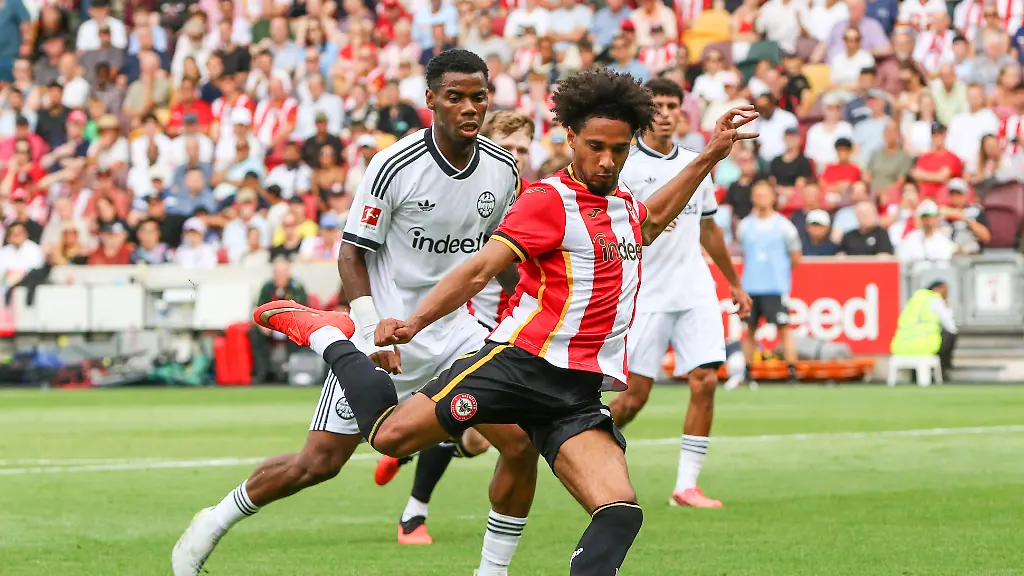 August-15-2026-London-England-United-Kingdom-LONDON-ENGLAND-AUGUST-15-Kevin-Schade-of-Brentford-controls-the-ball-during-the-pre-season-friendly-match-between-Brentford-and-Eintracht-Frankfurt-at-Gtech-Community-Stadium-on-August-15-2026-in-London-England