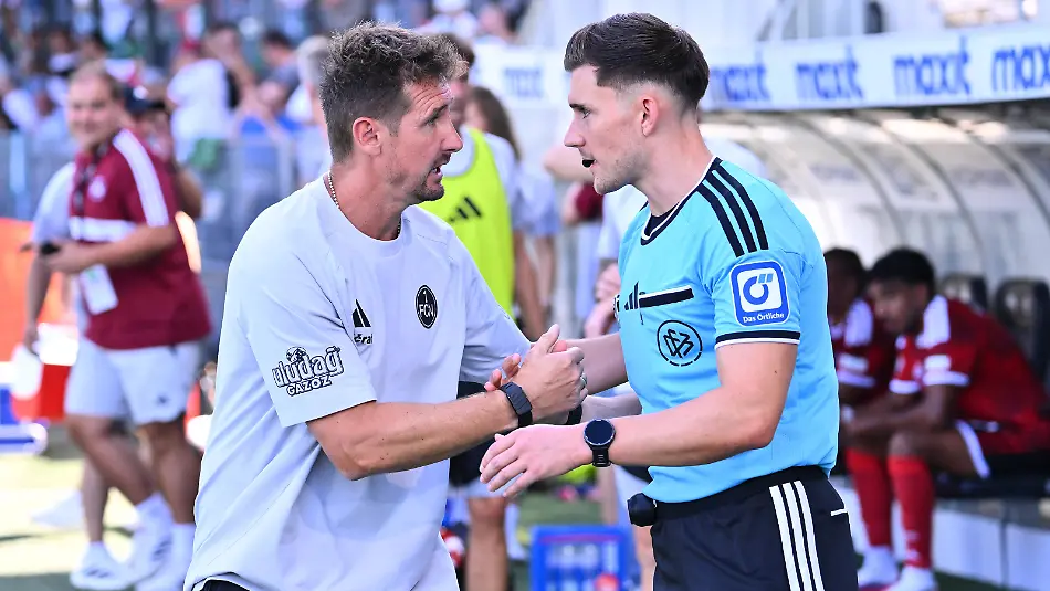 15-08-2026-Fussball-Saison-2026-2027-2-Fussball-Bundesliga-02-Spieltag-SpVgg-Greuther-Fuerth-Kleeblatt-1-FC-Nuernberg-FCN-Club-Derby-Frankenderby-Sportfoto-Zink-xwoxzix-DFL-regulations-prohibit-any-use-of-photographs-as-image-sequences-and-or-quasi-video-only-for-editorial-use-Miroslav-Miro-Klose-Trainer-1-FC-Nuernberg-FCN-Prigan-Felix-Vierter-Offizielle-nach-Spielende-August-15-2026-Soccer-Season-20262027-Matchday-2-Bundesliga-02-SpVgg-Greuther-Fuerth-Kleeblatt-vs-1-FC-Nuernberg-FCN-Club-Derby-Franconian-Derby-Sports-photo-by-Zink-xwoxzix-DFL-regulations-prohibit-any-use-of-photographs-as-image-sequences-and-or-quasi-video-for-editorial-use-only-Miroslav-Miro-Klose-Coach-of-1