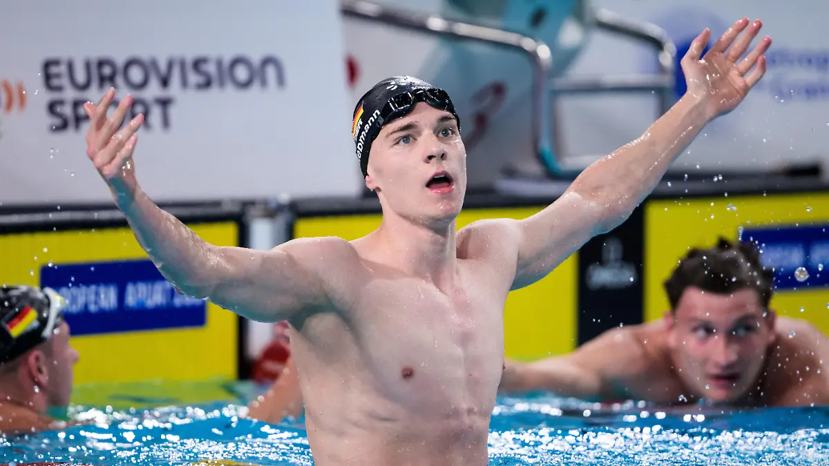 260815-Johannes-Liebmann-of-Germany-celebrates-after-breaking-the-world-record-when-competing-in-mens-1500-meters-freestyle-swimming-during-day-16-of-the-2026-European-Aquatics-Championships-on-August-15-2026-in-Saint-Denis