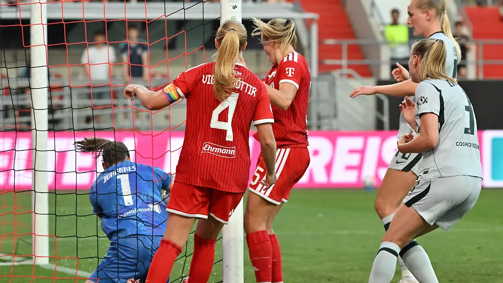 Fussball-Frauen-DFB-Supercup-Bayern-Muenchen-VfL-Wolfsburg-Audi-Sportpark-Magdalena-Eriksson-r-und-Glodis-Viggosdottir-M-vom-FC-Bayern-Muenchen-und-Torwaertin-Stina-Johannes-l-vom-VfL-Wolfsburg-zum-1-0-fuer-die-Bayern