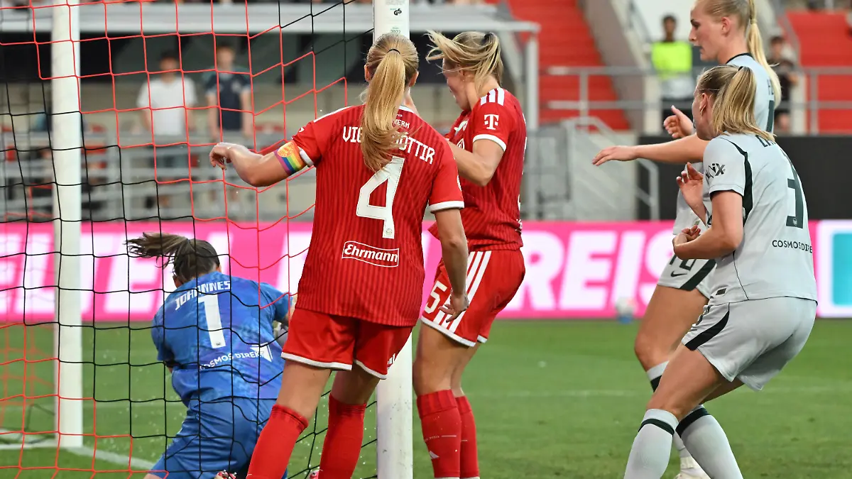 Fussball-Frauen-DFB-Supercup-Bayern-Muenchen-VfL-Wolfsburg-Audi-Sportpark-Magdalena-Eriksson-r-und-Glodis-Viggosdottir-M-vom-FC-Bayern-Muenchen-und-Torwaertin-Stina-Johannes-l-vom-VfL-Wolfsburg-zum-1-0-fuer-die-Bayern