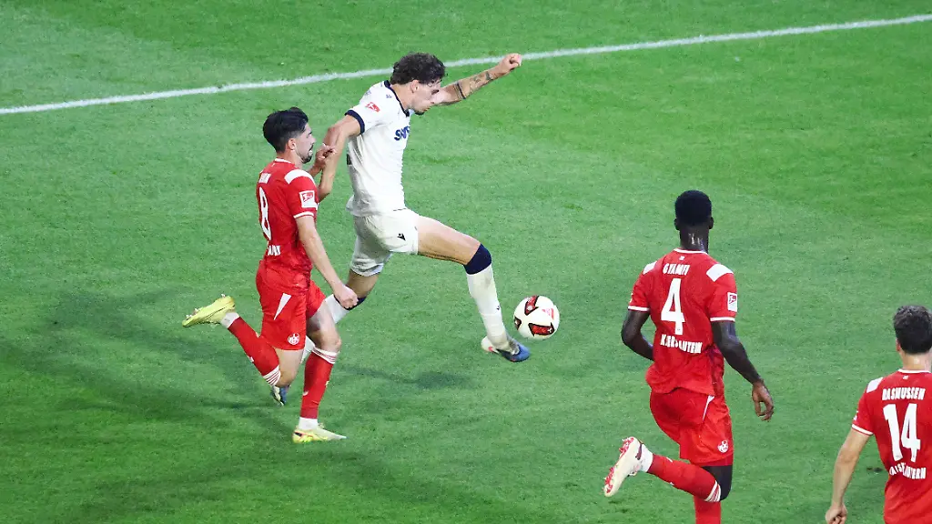 Moritz-Broschinski-am-Ball-KSC-vergibt-eine-Chance-gegen-Semih-Sahin-Kaiserslautern-GES-Fussball-2-Bundesliga-1-FC-Kaiserslautern-Karlsruher-SC-15-08