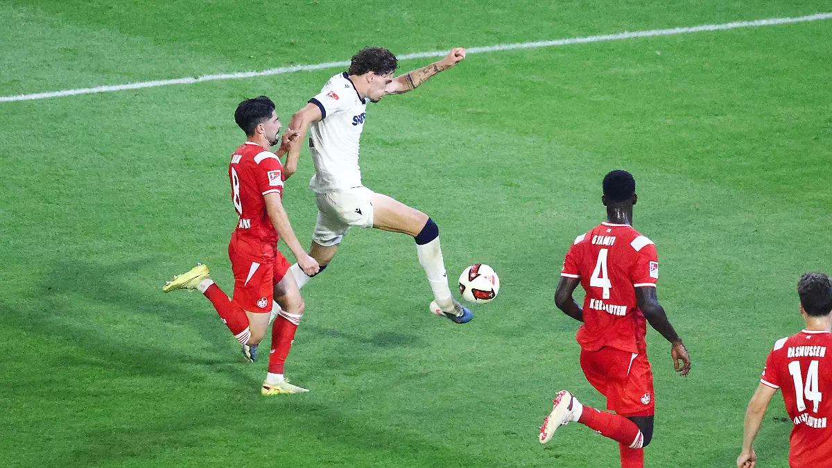 Moritz-Broschinski-am-Ball-KSC-vergibt-eine-Chance-gegen-Semih-Sahin-Kaiserslautern-GES-Fussball-2-Bundesliga-1-FC-Kaiserslautern-Karlsruher-SC-15-08