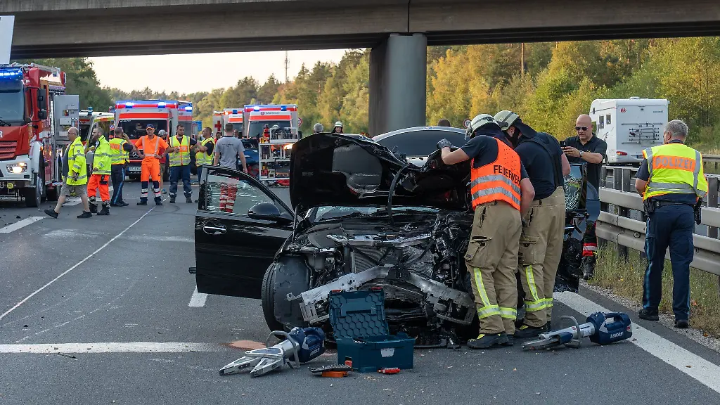 Mehrere-Fahrzeuge-sind-auf-der-A73-bei-Bamberg-in-einen-Unfall-verwickelt