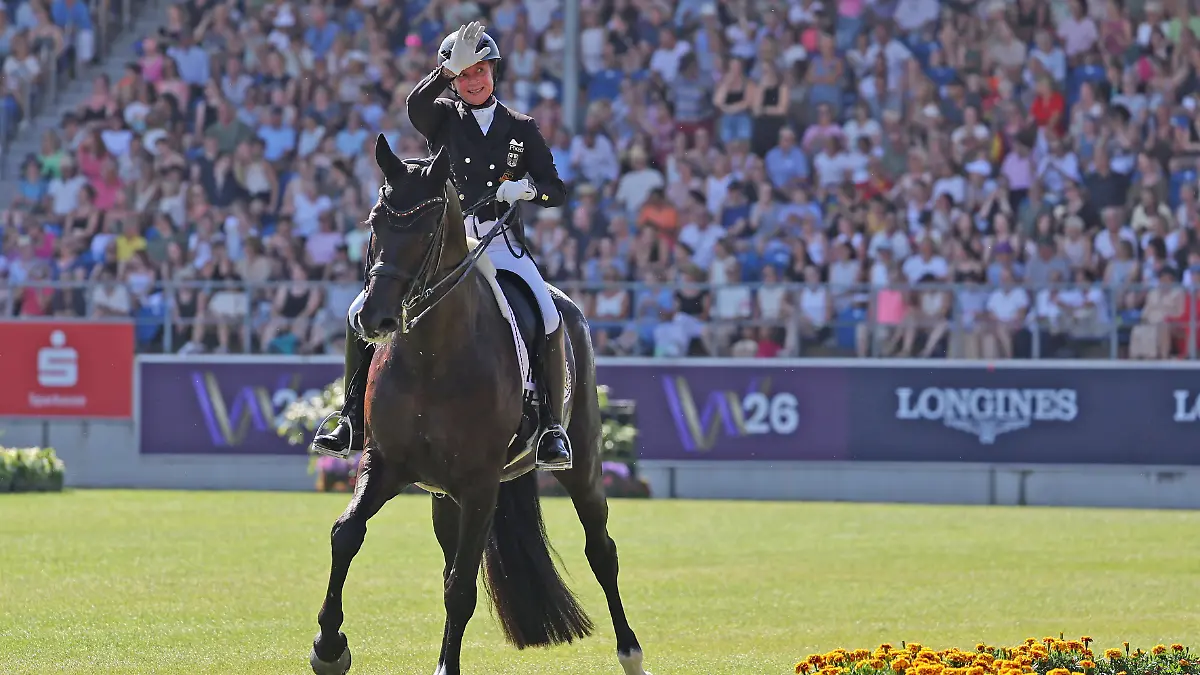 Isabell-Werth-GER-Deutschland-Germany-mit-Pferd-Wendy-de-Fontaine-4-Platz-Emotion-Winken-zu-den-Fans-Dressur-FEI-Dressage-World-Championship-MEGGLE-Preis-Grand-Prix-Special-Einzelwertung-AACHEN-FEI-World-Championships-2026-Weltfest-des-Pferdesports-Reitsport-Weltmeisterschaft-2026-Aachen-2026-Welcome-Home-2026-Aachener-Soers-11-bis-23-August-2026-Reitsport-14-08