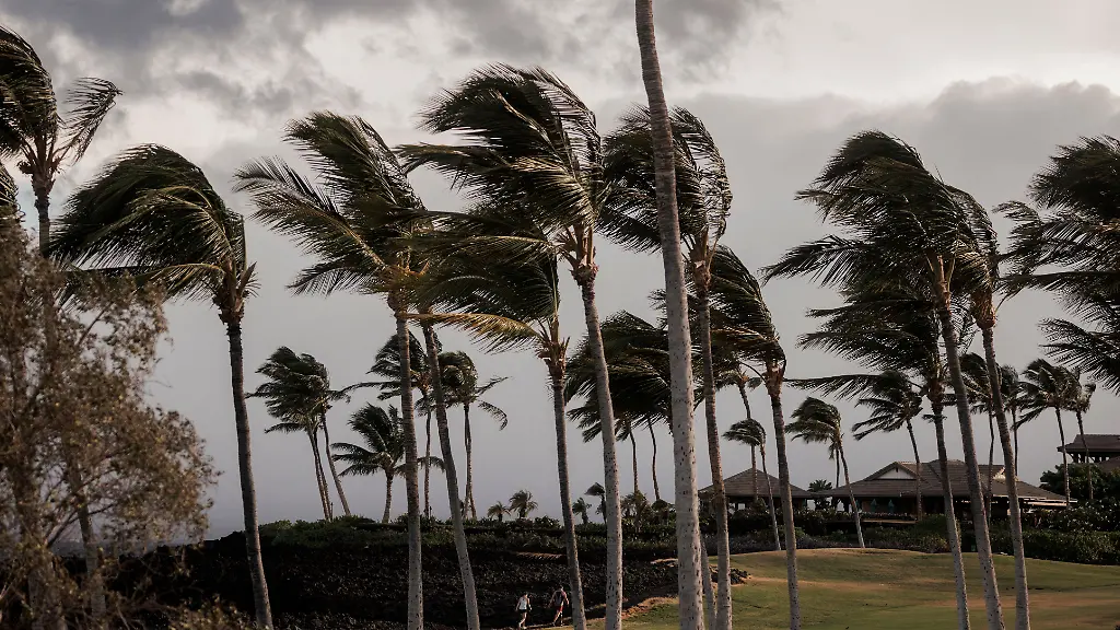 Menschen-spazieren-auf-einem-Weg-im-Waikoloa-Beach-Resort-entlang-waehrend-sich-der-Tropensturm-Lala-auf-der-Big-Island-von-Hawaii-verstaerkt