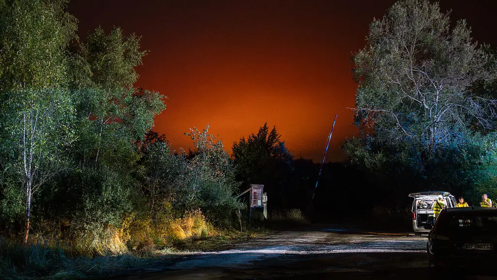 Rettungskraefte-sind-bei-einem-Waldbrand-im-Einsatz-Wegen-eines-grossen-Waldbrandes-im-Hohen-Venn-hat-die-nordrhein-westfaelische-Stadt-Monschau-Bewohner-mehrerer-Siedlungen-aufgefordert-sich-auf-eine-moegliche-Evakuierung-vorzubereiten