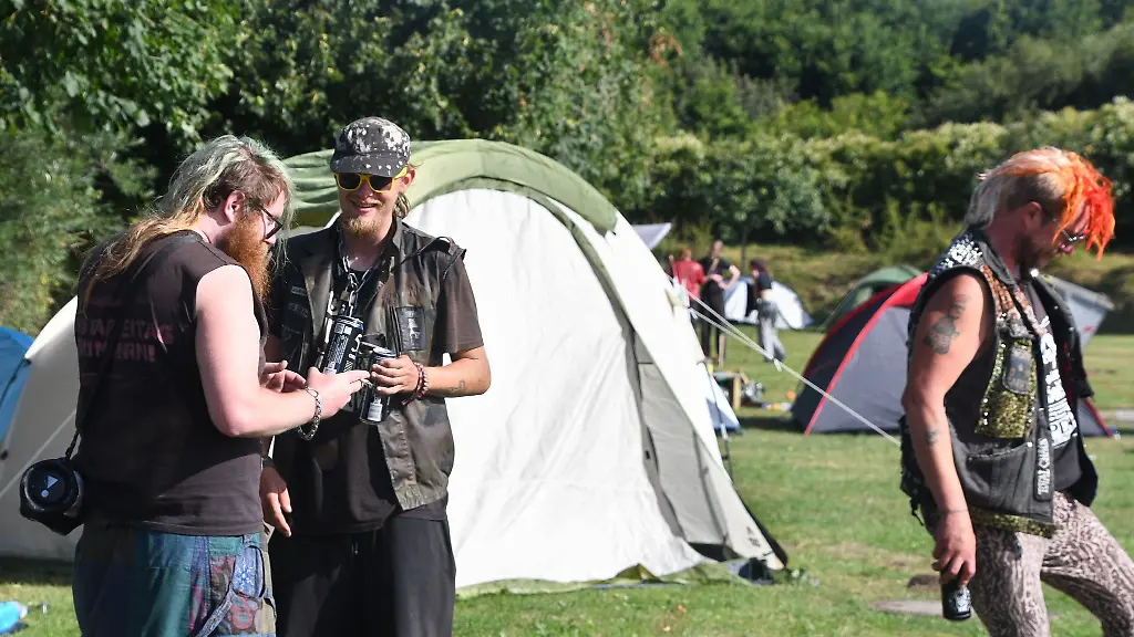 Rund-80-Zelte-standen-zum-Ende-des-Punk-Protestcamps-auf-der-sogenannten-Festwiese-in-Tinnum-auf-Sylt