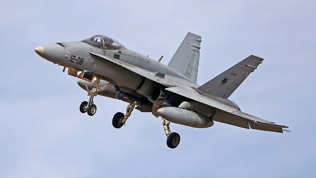 Spain-Air-Force-F-18-during-the-Tactical-Leadership-Programme-in-Albacete-A-McDonnell-Douglas-EF-18A-Hornet-aircraft-of-the-Spanish-Air-Force-lands-at-Los-Llanos-Airport-during-the-Tactical-Leadership-Programme-in-Albacete-Spain-on-September-24-2025-Barcelona-Barcelona-Spain-PUBLICATIONxNOTxINxFRA-Copyright-xUrbanandsportx-originalFilename-urbanandsport-spainair250924-npmdD