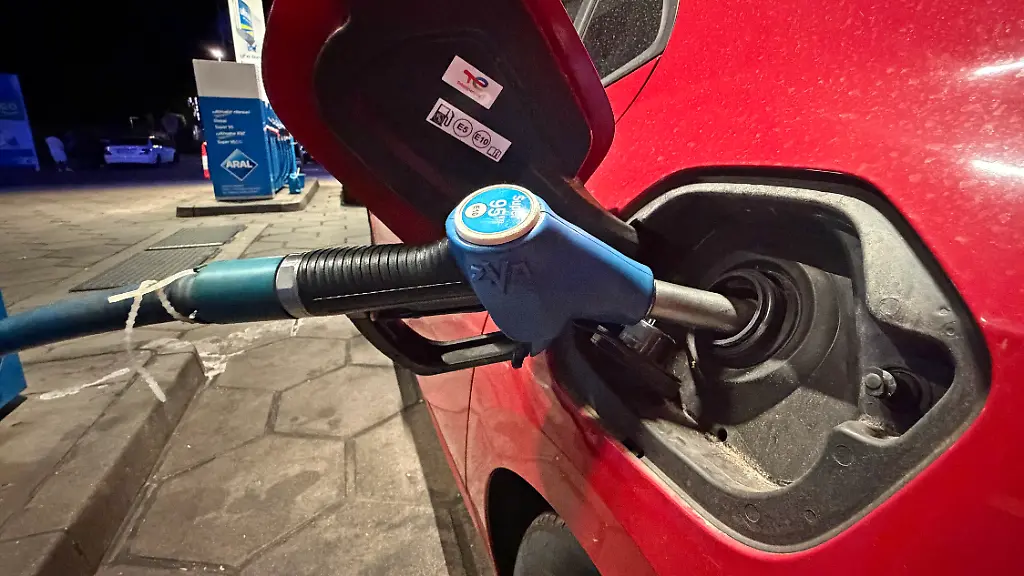 10-08-2026-Wirtschaft-v-l-Auf-diesem-Foto-ist-ein-Tankvorgang-an-einer-Aral-Tankstelle-zu-sehen-Die-Zapfpistole-fuer-Super-95-E10-steckt-im-Tankstutzen-eines-roten-Pkw-Das-Motiv-kann-symbolisch-fuer-Benzinpreise-steigende-Spritkosten-Kraftstoffversorgung-Tanken-und-Mobilitaetskosten-stehen