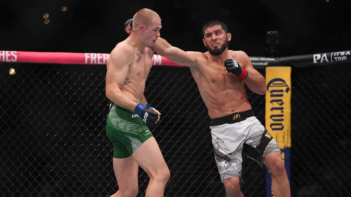 Aug-15-2026-Philadelphia-Pennsylvania-USA-Islam-Makhachev-red-gloves-fights-against-Iah-Machado-Garry-blue-gloves-in-the-welterweight-title-bout-during-UFC-330-at-Xfinity-Mobile-Arena