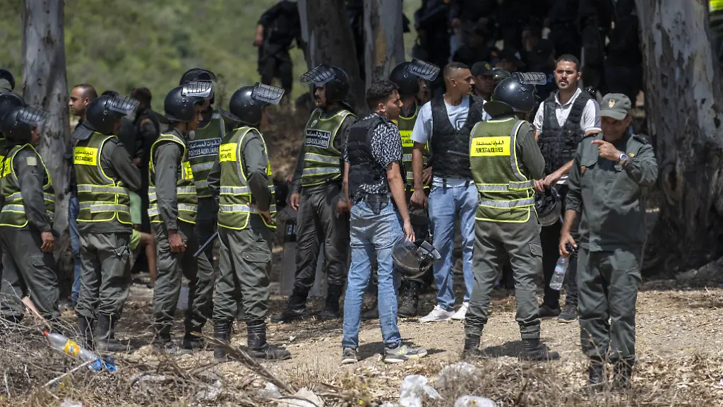 FNIDEQ-MOROCCO-AUGUST-15-Moroccan-authorities-detained-111-irregular-migrants-Saturday-in-and-around-the-northern-city-of-Fnideq-after-they-attempted-a-mass-crossing-into-Spain-s-city-of-Ceuta-officials-said-on-August-15-2026-in-Fnideq-Morocco-A-Fnideq-provincial-official-quoted-in-a-statement-said-109-of-those-detained-were-from-African-countries-and-two-were-Moroccan-nationals