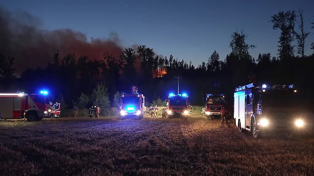 Die-Einsatzkraefte-haben-in-der-Nacht-zum-Sonntag-letzte-Glutnester-geloescht