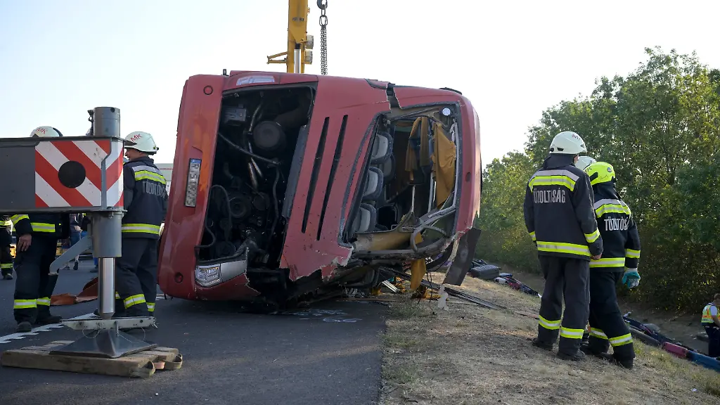 16-08-2026-Ungarn-Mezokeresztes-Rettungskraefte-sind-am-Unfallort-im-Einsatz-nachdem-ein-Personenbus-auf-einer-Autobahn-zwischen-Mezokeresztes-und-Mezonagymihaly-von-der-Fahrbahn-abgekommen-und-in-einem-Graben-umgekippt-war