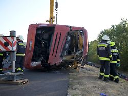 Fahrer wohl eingeschlafen: Zwölf Menschen sterben bei Busunfall in Ungarn