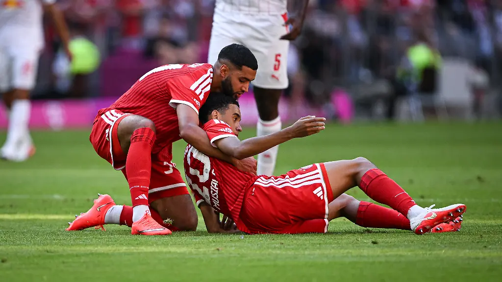 Fussball-1-Bundesliga-2026-2027-15-08-2026-Telekom-Cup-2026-FC-Bayern-Muenchen-RB-Leipzig-Jamal-Musiala-re-FC-Bayern-Muenchen-kippt-kurz-nach-seinem-Tor-zum-3-1-mit-Kreislaufproblemen-um-Ismael-Saibari-li-FC-Bayern-Muenchen-haelt-ihn