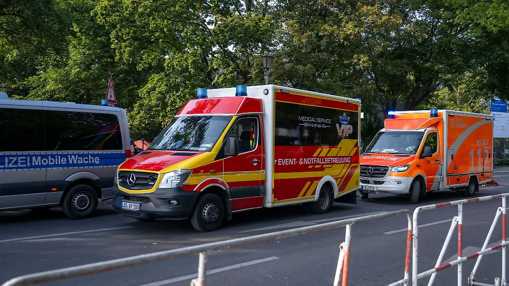 Bei-der-Techno-Parade-Rave-The-Planet-waren-viele-Rettungskraefte-vor-Ort-um-die-Sicherheit-zu-gewaehrleisten-und-bei-Bedarf-schnell-zu-helfen