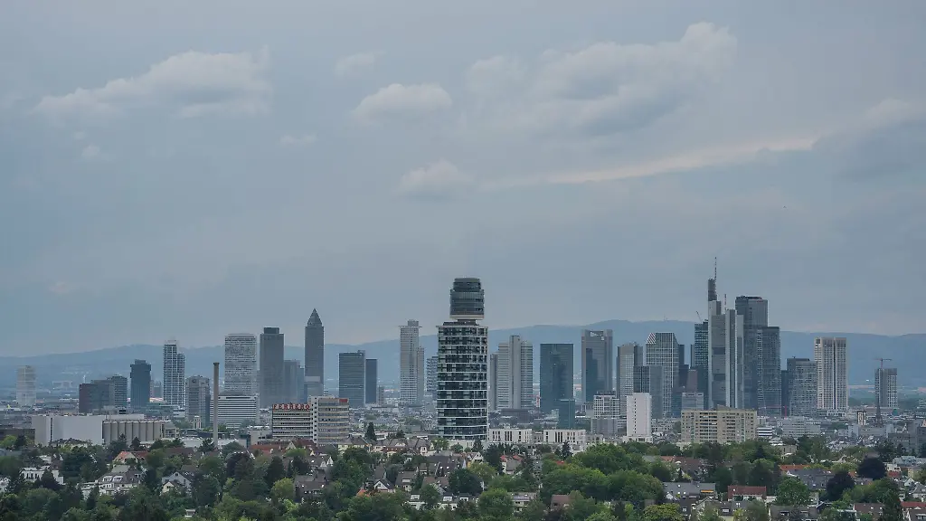 Der-bewoelkte-Himmel-bringt-in-den-kommenden-Tagen-Gewitter-und-Regen-mit-sich