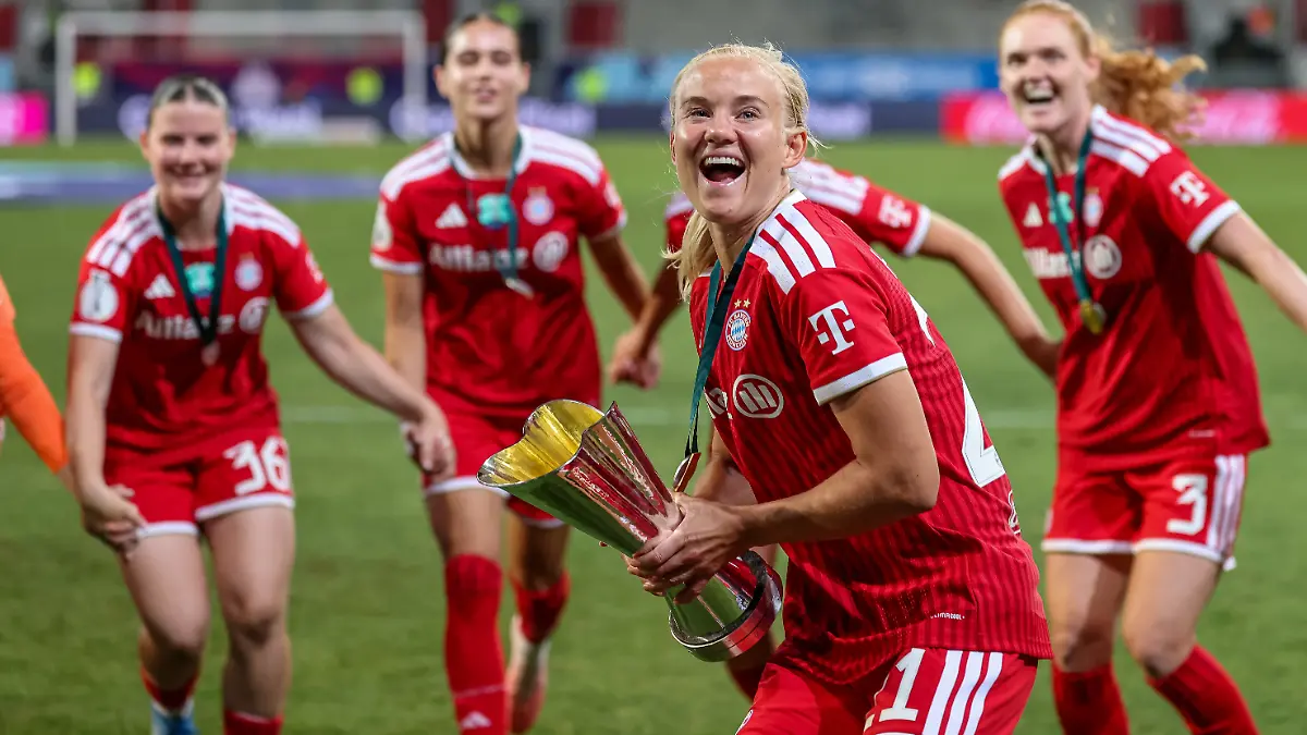 GER-Ingolstadt-FC-Bayern-Munich-vs-Wolfsburg-DFB-Google-Pixel-Supercup-der-Frauen-Fussball-Spielzeit-2026-2027-Audi-Sportpark-Finale-im-Bild-FC-FC-Bayern-Munich-Frauen-gewinnen-den-Supercup-der-Frauen-gewinnen-das-Finale-nach-3-0-Toren-gegen-Wolfsburg-Jubel-Freude-und-Emotionen-mit-dem-Pokal-Pernille-Harder-FC-FC-Bayern-Munich-Frauen-21-DFB-DFL-REGULATIONS-PROHIBIT-ANY-USE-OF-PHOTOGRAPHS-AS-IMAGE-SEQUENCES-AND-OR-QUASI-VIDEO-15-08