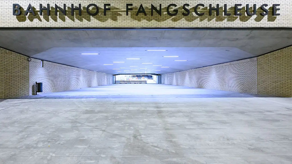 Verpatzter-Start-fuer-den-neuen-Bahnhof-Fangschleuse-Die-ersten-Regionalzuege-erreichten-die-Station-spaeter-als-geplant