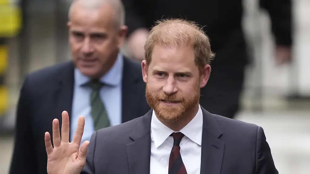Prinz-Harry-Herzog-von-Sussex-trifft-am-vierten-Tag-des-Prozesses-gegen-Associated-Newspapers-Limited-ANL-wegen-des-Vorwurfs-der-unrechtmaessigen-Informationsbeschaffung-ein-den-sieben-Personen-der-Herzog-von-Sussex-Baroness-Doreen-Lawrence-Sir-Elton-John-David-Furnish-Liz-Hurley-Sadie-Frost-und-Sir-Simon-Hughes-erhoben-haben-um-die-anderen-Klaeger-zu-unterstuetzen-und-sich-mit-ihnen-zu-solidarisieren