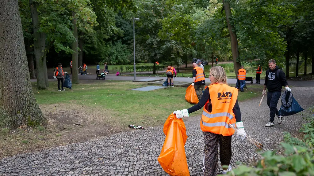 Nach-der-Techno-Parade-Rave-The-Planet-sammeln-Freiwillige-im-Tiergarten-Muell-ein