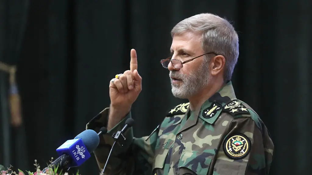 Dieses-von-der-offiziellen-Website-der-iranischen-Armee-veroeffentlichte-Foto-zeigt-den-iranischen-Armeechef-Generalmajor-Amir-Hatami-der-zu-Studenten-der-Militaerakademie-spricht