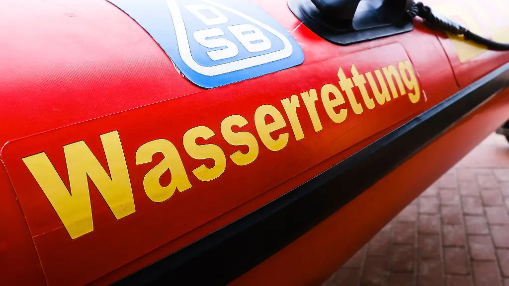 Der-unterkuehlte-Mann-auf-dem-Schlauchboot-konnte-mit-einem-Rettungsboot-an-Land-gebracht-werden