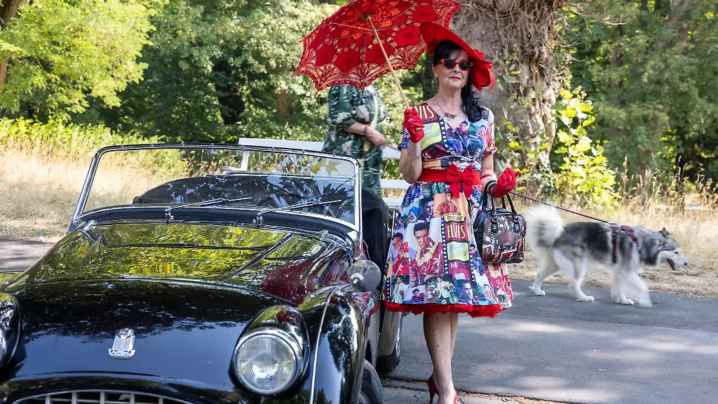 Passendes-Mode-und-Autos-das-gehoert-zum-Festival-dazu